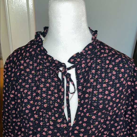 ON 34th Elegant Navy Floral Blouse size M - Picture 3 of 9